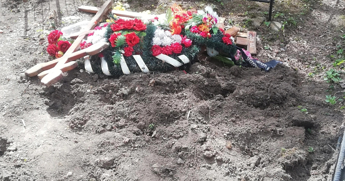 Меняют местами кресты и закрашивают фото и имена: в Ярославской области вандалы оскверняют могилы_238590