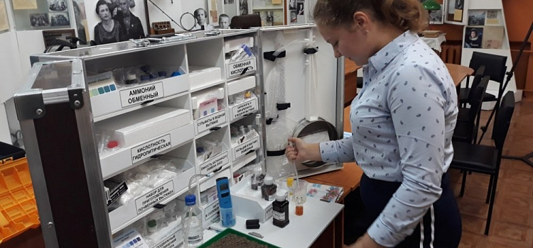 «Ребята совершают свои первые шаги в науку». Семь школ региона получили исследовательское оборудование благодаря проекту губернатора «Школа открытий.76»