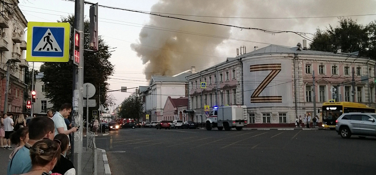 Пролили сверху донизу: жители опасаются обрушения дома-памятника в центре Ярославля после пожара_280866