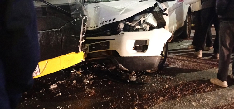 Land Rover выехал на встречную полосу: в Рыбинске в ДТП с автобусом пострадали четыре человека_310076