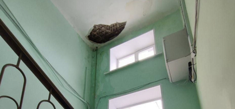 В Ярославле потолок в подъезде рухнул из-за снега на крыше