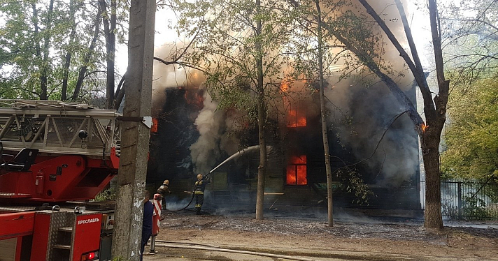 Из-за пожара в расселенном бараке в Дядькове эвакуировали детский сад_159016