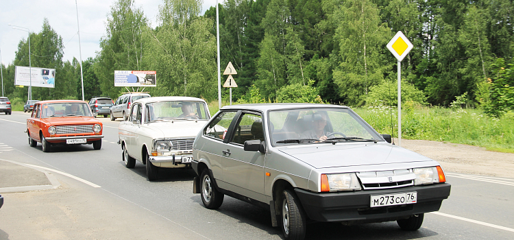 Снова в строю. В Ярославской области прошёл масштабный автопробег машин прошлого века_298167