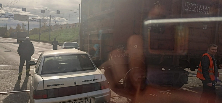 В Ярославле водитель легковушки врезался в товарный поезд_223319