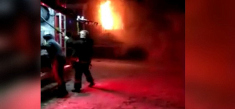«Помогите кто-нибудь»: в новогоднюю ночь в Ярославле загорелся жилой дом