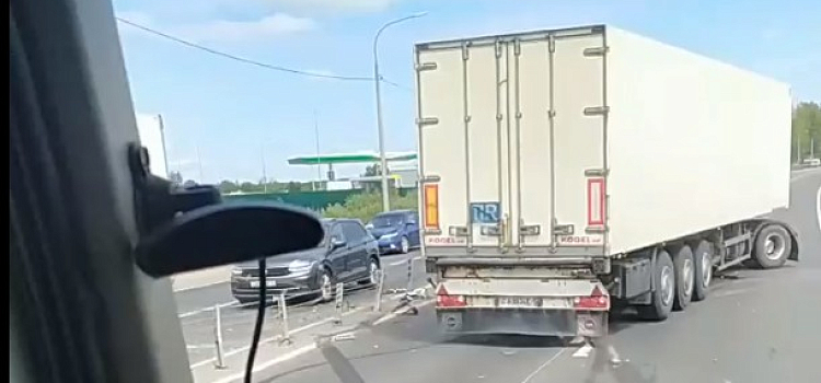 В Ярославле из-за ДТП у Суринского путепровода образовалась огромная пробка_243580