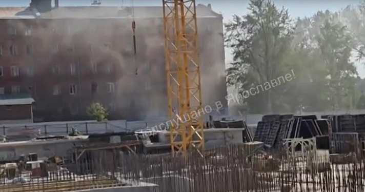 «Был хлопок»: в Ярославле горит коммунальный дом «Крейсер»