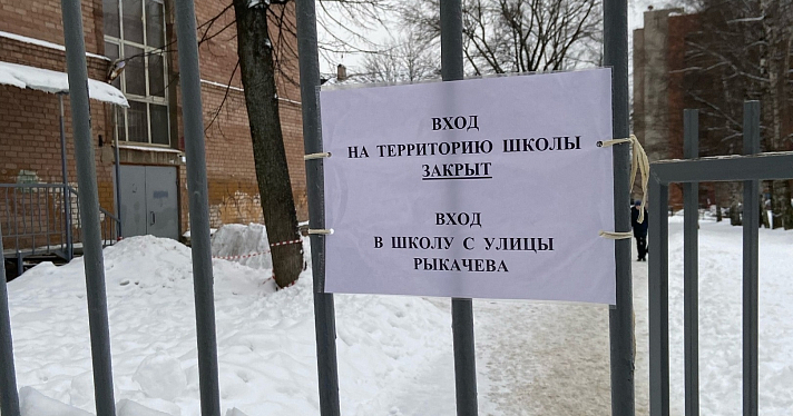 Запретная зона: ученики ярославской школы перелазят через высокий забор, чтобы сократить путь_232113