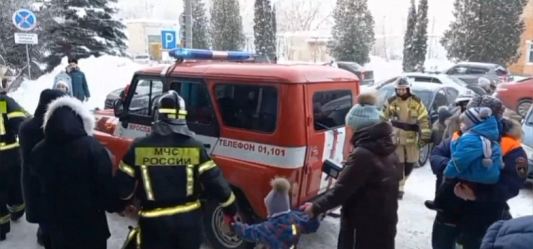 В Ярославле пожарные поздравили детей с Новым годом в образе Деда Мороза