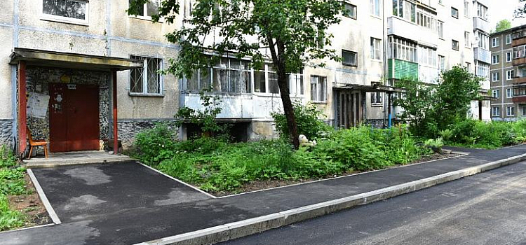 Комиссия приехала с проверкой в ярославский двор, где сняли ролик об укладке асфальта во время ливня