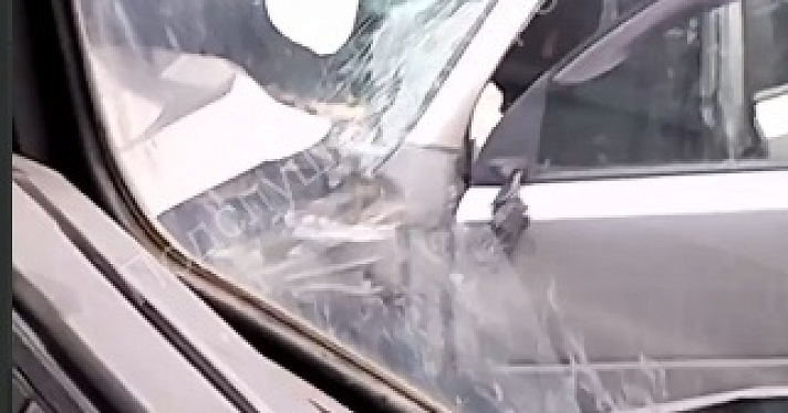 Легковушка с прицепом устроила тройное ДТП на выезде из Ярославля