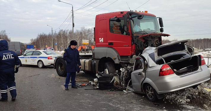Тягач вылетел на встречку и смял легковушку: в Ярославле на окружной дороге произошло смертельное ДТП_262491