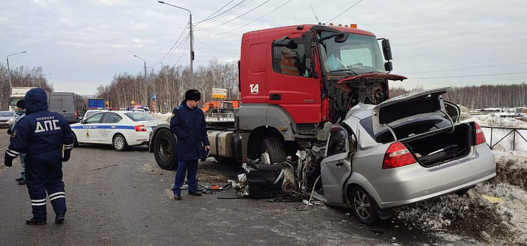 Тягач вылетел на встречку и смял легковушку: в Ярославле на окружной дороге произошло смертельное ДТП_262491