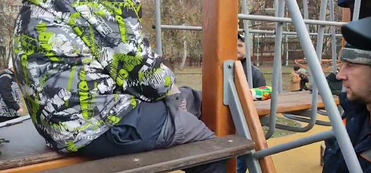 Понадобилась помощь спасателей: в Ярославле ребенка зажало на детской площадке