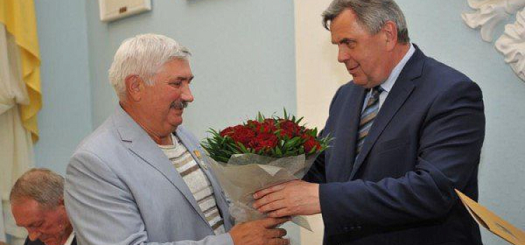 Сергей Ястребов вручил экс-ректору ЯГПУ Владимиру Афанасьеву медаль 