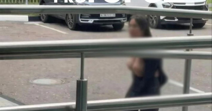 Обнажила грудь, назвала себя президентом и укусила прохожих: в центре Ярославля задержали неадекватную девушку