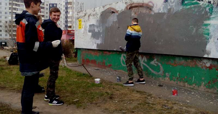 В Дзержинском районе участники «Антиспайс» закрашивали граффити