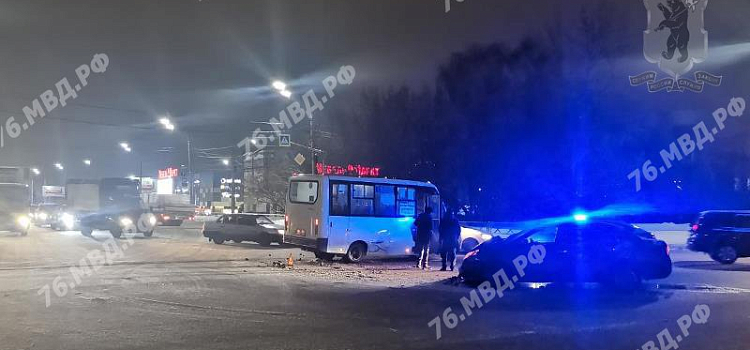 Пострадали пассажиры: в Ярославле городской автобус попал в ДТП