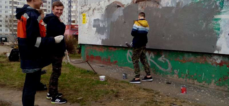 В Дзержинском районе участники «Антиспайс» закрашивали граффити