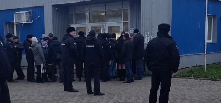 Руководство не хотело выдавать повестки сотрудникам: в Рыбинске проходную завода оцепили силовики