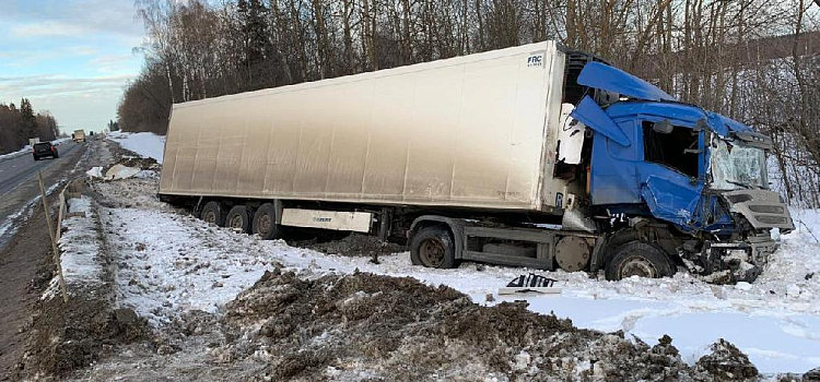 В Ярославской области в массовое ДТП попал автобус, перевозивший спортсменов-школьников_234733