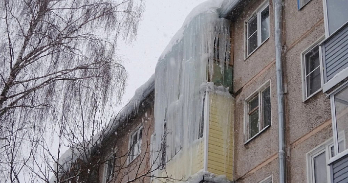 Прокуратура Ярославля наказала управляющие компании за свисающие с крыш домов сосульки
