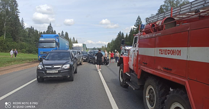 Столкнулись девять машин: в массовом ДТП на трассе «Холмогоры» пострадали четыре человека, в том числе ребенок_247332