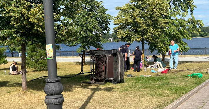 Телепорт в XIX век: в Ярославле перевернулся конный экипаж