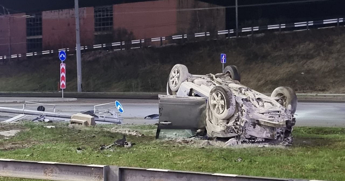 В ДТП у заправки в Ярославле пострадал водитель перевернувшейся иномарки