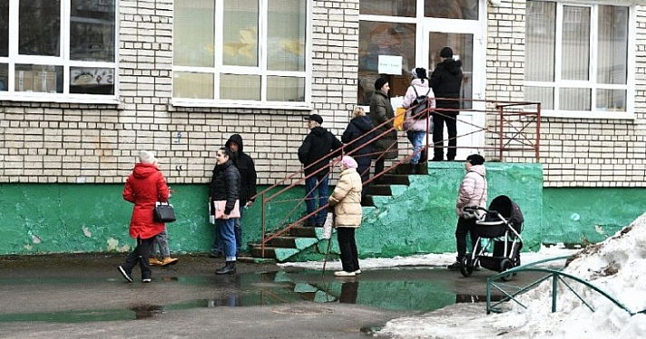 В Ярославле родители будущих первоклассников толпятся в очередях