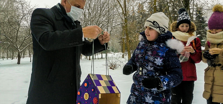 В Рыбинске дети вместе с мэром развесили необычные кормушки для птиц. Фото_169929