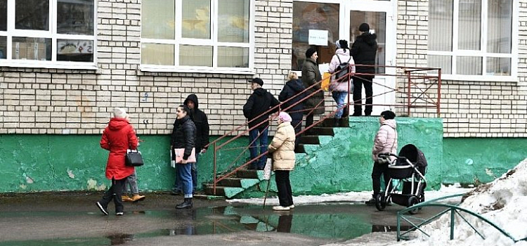 В Ярославле родители будущих первоклассников толпятся в очередях