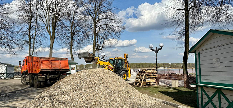 На Волжской набережной Ярославля начали укладывать новую плитку_238541