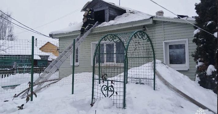 В Ярославле пожарные спасли троих человек из горящего дома на Новодуховской