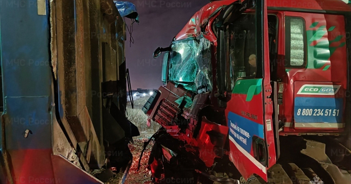 На окружной дороге в Ярославле в ДТП с двумя фурами пострадал водитель