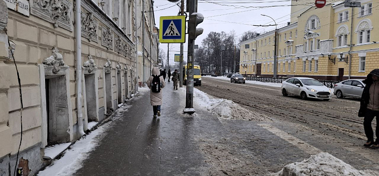 Ледяное царство: тротуары в Ярославле покрылись льдом_289392