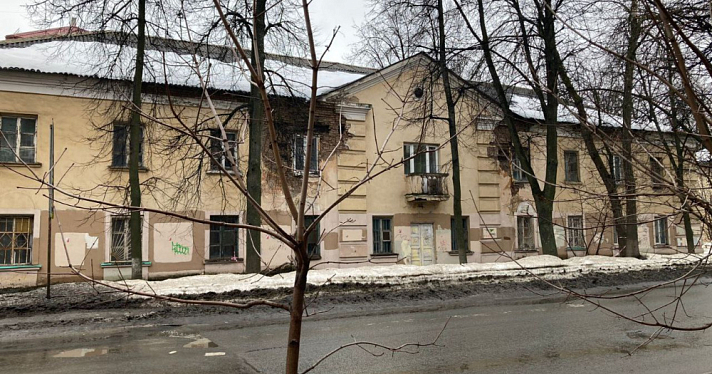 «Эти глыбы могли упасть на детей!»: в Ярославле обрушился фасад аварийного дома