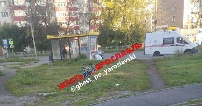 В Ярославле на остановке умер мужчина