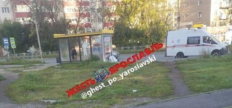 В Ярославле на остановке умер мужчина