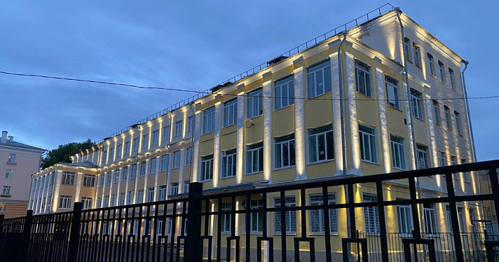 Ярославская школа и мост в глубинке засияли: архитектурная подсветка появилась на новых объектах