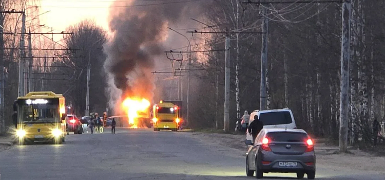 В Рыбинске на маршруте загорелся троллейбус