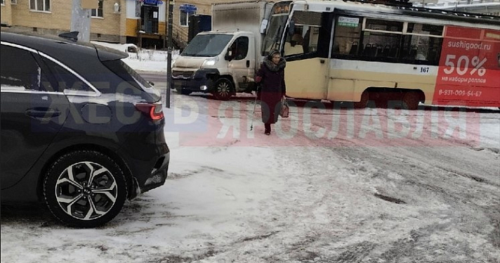 Не рассчитал: в Ярославле трамвай протаранил фургон