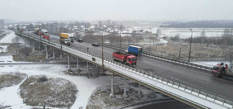 На Суринском путепроводе в Ярославле фрезеруют старый асфальт на двух полосах_226002