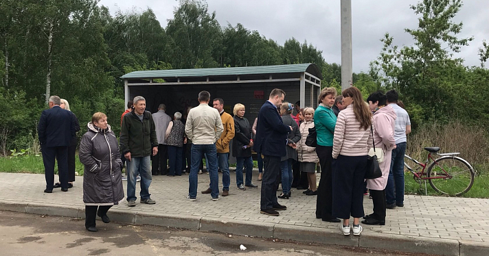 Мэрия Ярославля провела встречу с жителями Твериц на автобусной остановке. Горожанам предложили подумать, что сохранить при застройке района_158377