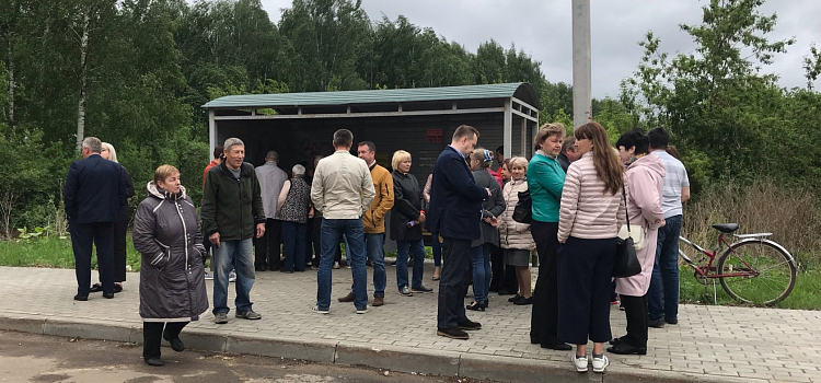 Мэрия Ярославля провела встречу с жителями Твериц на автобусной остановке. Горожанам предложили подумать, что сохранить при застройке района_158377