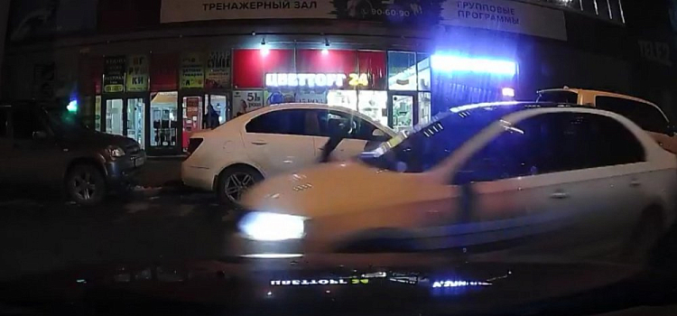 В Ярославле рядом с торговым центром сбили подростка