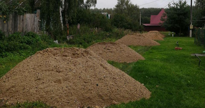 Заблокированный кучами песка выезд из деревни в Ярославской области не расчистили_159978