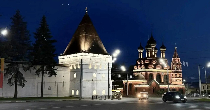 Спасо-Преображенский монастырь Ярославля украсила подсветка