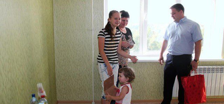 Две ярославские семьи, пострадавшие при обрушении дома, получили новое жилье 