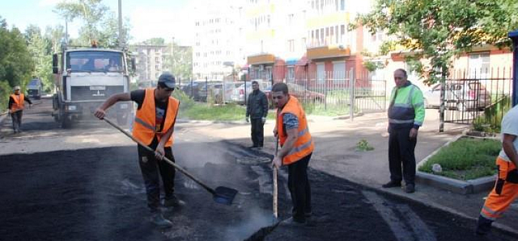 На Ленинградском проспекте Ярославля ямочный ремонт идет полным ходом